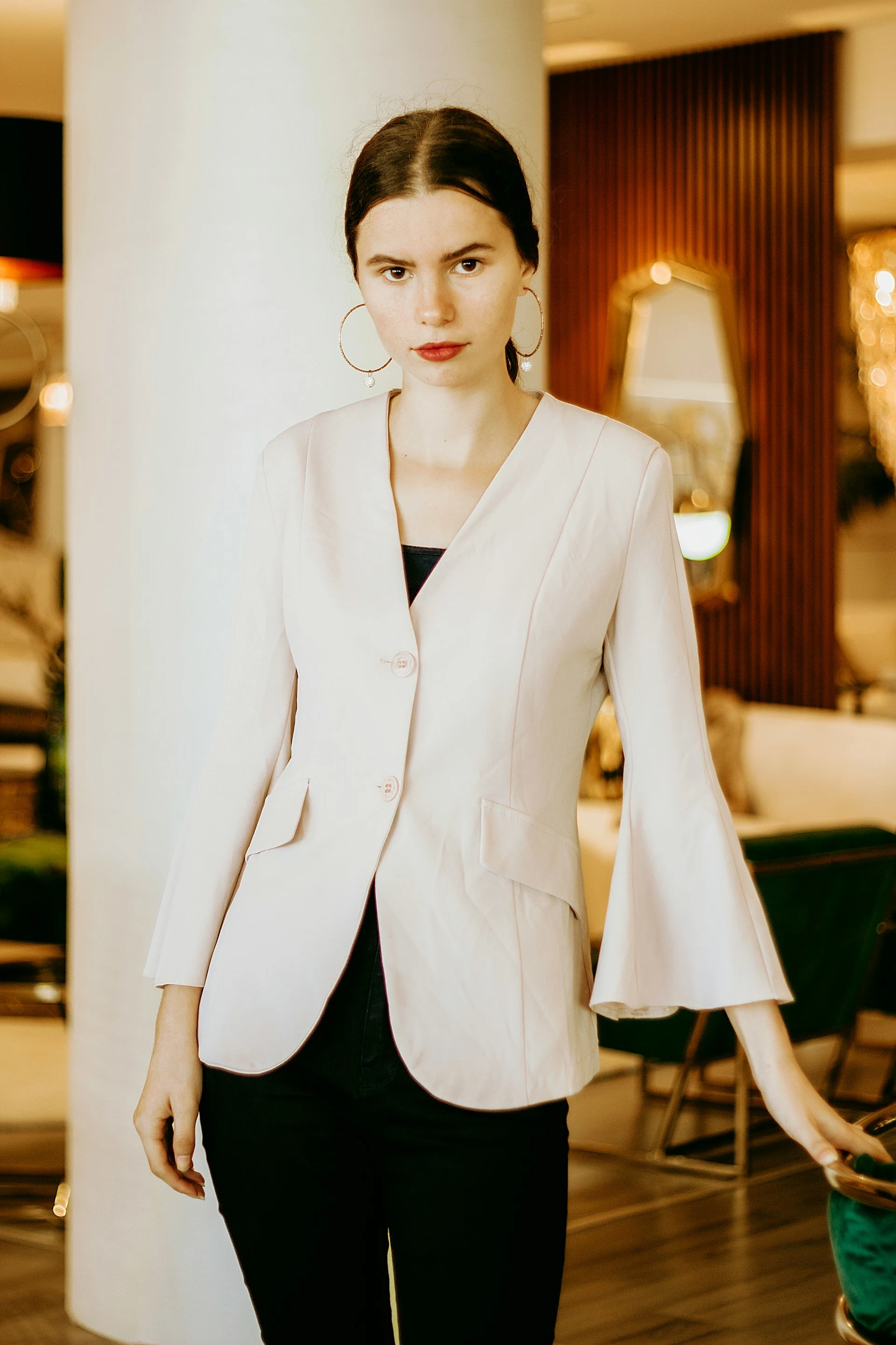 modella con blazer